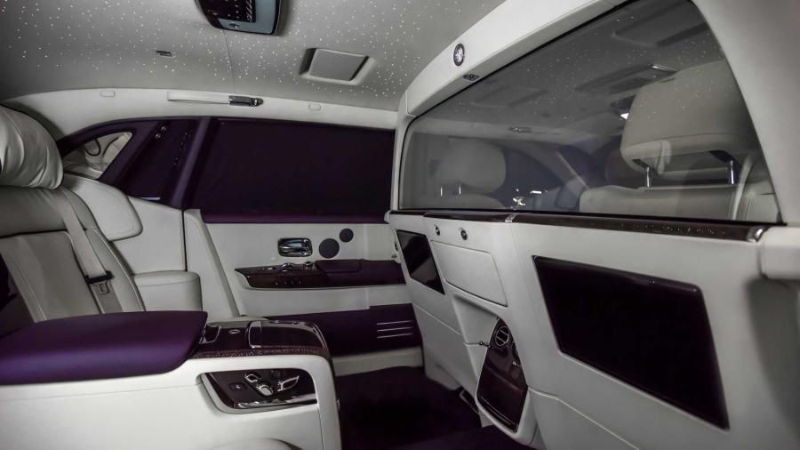 Интерьер Rolls-Royce Phantom Privacy Suite 2019 года  (фото 10 из 11)